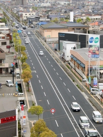 播磨町を南北に伸びる県道本荘平岡線。道路を境に、市外局番は東（右）側が０７８、西（左）側は０７９になっている＝播磨町南野添３、エバーホテルはりま加古川から