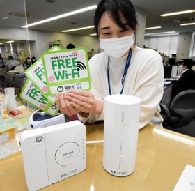 無料Ｗｉ－Ｆｉの機器と、使える場所に貼るステッカー＝稲美町役場