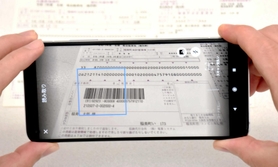 納付書の見本に記されたバーコードを読み取るスマホ画面＝稲美町役場