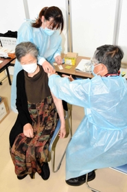 医師から新型コロナウイルスワクチンの接種を受ける住民＝中央公民館