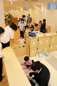 入園する子どもや家族らが訪れた内覧会＝加古川市加古川町寺家町