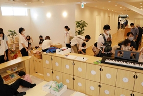 入園する子どもや家族らが訪れた内覧会＝加古川市加古川町寺家町