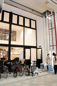 かわのまちほいくえんの外観。表側は全面ガラス張り＝加古川市加古川町寺家町