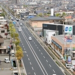 播磨町を南北に伸びる県道本荘平岡線。道路を境に、市外局番は東（右）側が０７８、西（左）側は０７９になっている＝播磨町南野添３、エバーホテルはりま加古川から