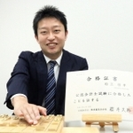 公認会計士の試験に合格した船江恒平六段＝加古川市内