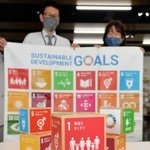 高砂市が無料で貸し出すＳＤＧｓのオブジェ（手前）と旗＝高砂市役所