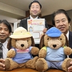 完成した介護ロボット「ふくちゃん３号」をアピールする森和明社長（右）ら＝加古川市加古川町北在家、富士コンピュータ