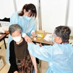 医師から新型コロナウイルスワクチンの接種を受ける住民＝中央公民館