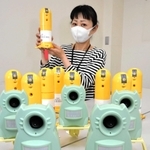 超音波を出す猫よけ器（手前）とスプレーを噴射するタイプ＝高砂市役所
