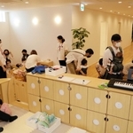 入園する子どもや家族らが訪れた内覧会＝加古川市加古川町寺家町