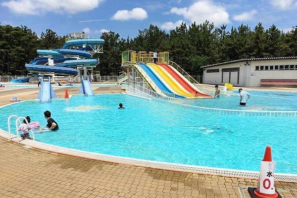 ループスライダーなどを備えた浜の宮市民プール＝加古川市尾上町口里（加古川市提供）