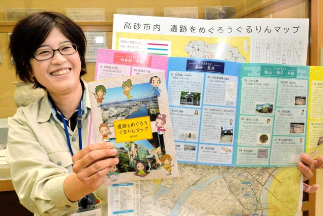 マップに登場するキャラクターをデザインした永惠陽子さん＝高砂市阿弥陀町生石、市教育センター