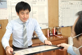署長感謝状を受けた三柳秀人局長＝高砂署
