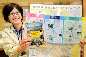 マップに登場するキャラクターをデザインした永惠陽子さん＝高砂市阿弥陀町生石、市教育センター