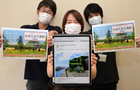 高砂市内を自転車で回って撮った写真を手に、ＳＮＳへの投稿を呼び掛ける市職員＝同市役所