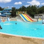 ループスライダーなどを備えた浜の宮市民プール＝加古川市尾上町口里（加古川市提供）