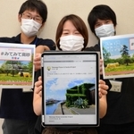 高砂市内を自転車で回って撮った写真を手に、ＳＮＳへの投稿を呼び掛ける市職員＝同市役所