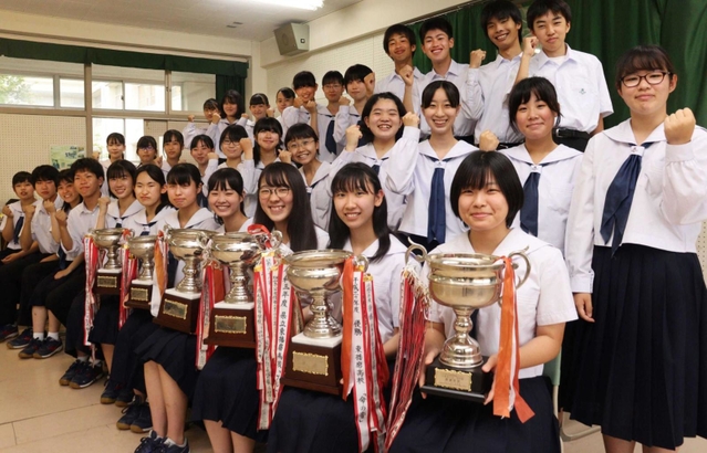 ＮＨＫ杯全国高校放送コンテスト県大会で４回連続の総合優勝を果たした東播磨高校放送部員＝稲美町中一色