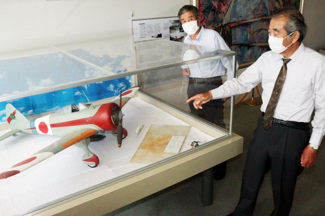 ９７式戦闘機の模型を寄贈した三宅常夫さん（右）と、風防ガラスを提供した上谷昭夫会長＝加古川市役所