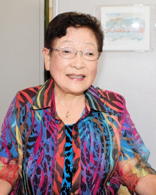 加古川中学校で購買を始めた３１年前を振り返る田中すみ子さん＝加古川市