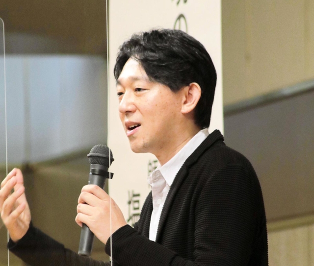 新聞社に入った理由を「世の中を知るため。小説家になるため」と明かした塩田武士氏＝兵庫県加古川市加古川町溝之口、加古川プラザホテル