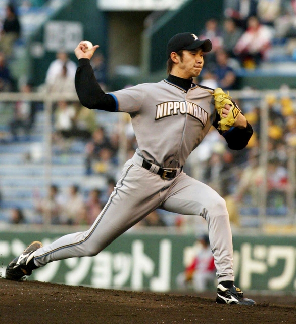 セ・パ交流戦の対広島カープ戦で登板する北海道日本ハムファイターズ時代の鎌倉健さん＝２００５年５月