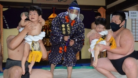 泣き相撲で対戦する子どもたち＝加古川市加古川町北在家、鶴林寺（撮影・笠原次郎）