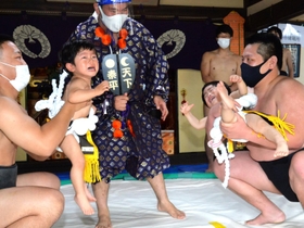 泣き相撲で対戦する子どもたち＝加古川市加古川町北在家、鶴林寺（撮影・笠原次郎）
