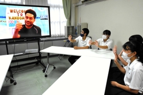 カラロ・ヘポイテロト・メイブカ選手（画面）と交流する生徒＝加古川中学校
