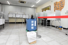 ラジオが流れていた播磨町役場の投票所＝同町東本荘１