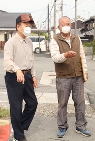 一時停止の標識が４カ所立っている交差点を見詰める美乃利町内会の（左から）小林英三相談役と石原保彦会長＝加古川市加古川町美乃利
