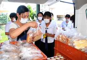 パン販売最後の日。「今までありがとうございました」と声を掛けて購入する生徒もいた＝浜の宮中学校