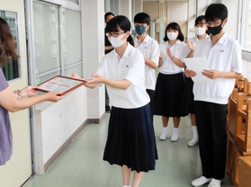 購買の従業員に感謝状を手渡す生徒会役員ら＝加古川中学校