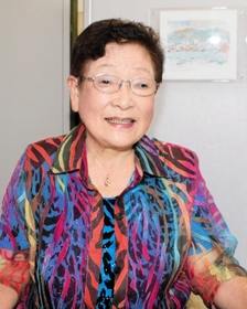 加古川中学校で購買を始めた３１年前を振り返る田中すみ子さん＝加古川市