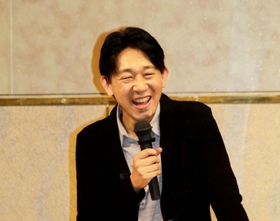 「小説を書き始めてから新人賞を取るまでに１２年かかった」と語る塩田武士氏＝兵庫県加古川市加古川町溝之口、加古川プラザホテル