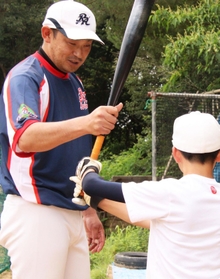 ヤング東加古川レッドアローズの選手に指導する鎌倉健さん＝兵庫県小野市長尾町