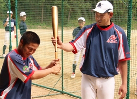 ヤング東加古川レッドアローズの選手に指導する鎌倉健さん＝兵庫県小野市長尾町
