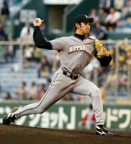 セ・パ交流戦の対広島カープ戦で登板する北海道日本ハムファイターズ時代の鎌倉健さん＝２００５年５月