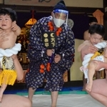 泣き相撲で対戦する子どもたち＝加古川市加古川町北在家、鶴林寺（撮影・笠原次郎）