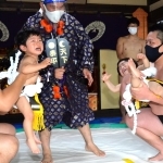 泣き相撲で対戦する子どもたち＝加古川市加古川町北在家、鶴林寺（撮影・笠原次郎）