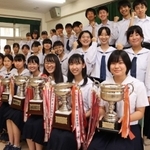 ＮＨＫ杯全国高校放送コンテスト県大会で４回連続の総合優勝を果たした東播磨高校放送部員＝稲美町中一色