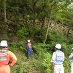 傾斜地の様子を確認する高砂市職員ら＝同市阿弥陀町