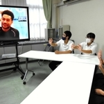 カラロ・ヘポイテロト・メイブカ選手（画面）と交流する生徒＝加古川中学校