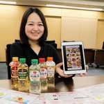 人気企画「日の出自炊女子部」で取り上げたレシピと、担当の浅間桃子さん＝稲美町蛸草、キング醸造
