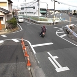 一時停止の標識が４方向に立つ交差点。路面には白い「止まれ」の表示と停止線がある＝加古川市加古川町美乃利（撮影・笠原次郎）