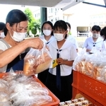 パン販売最後の日。「今までありがとうございました」と声を掛けて購入する生徒もいた＝浜の宮中学校