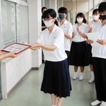 購買の従業員に感謝状を手渡す生徒会役員ら＝加古川中学校