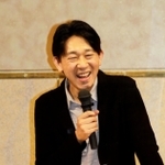 「小説を書き始めてから新人賞を取るまでに１２年かかった」と語る塩田武士氏＝兵庫県加古川市加古川町溝之口、加古川プラザホテル