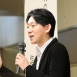 新聞社に入った理由を「世の中を知るため。小説家になるため」と明かした塩田武士氏＝兵庫県加古川市加古川町溝之口、加古川プラザホテル
