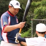 ヤング東加古川レッドアローズの選手に指導する鎌倉健さん＝兵庫県小野市長尾町